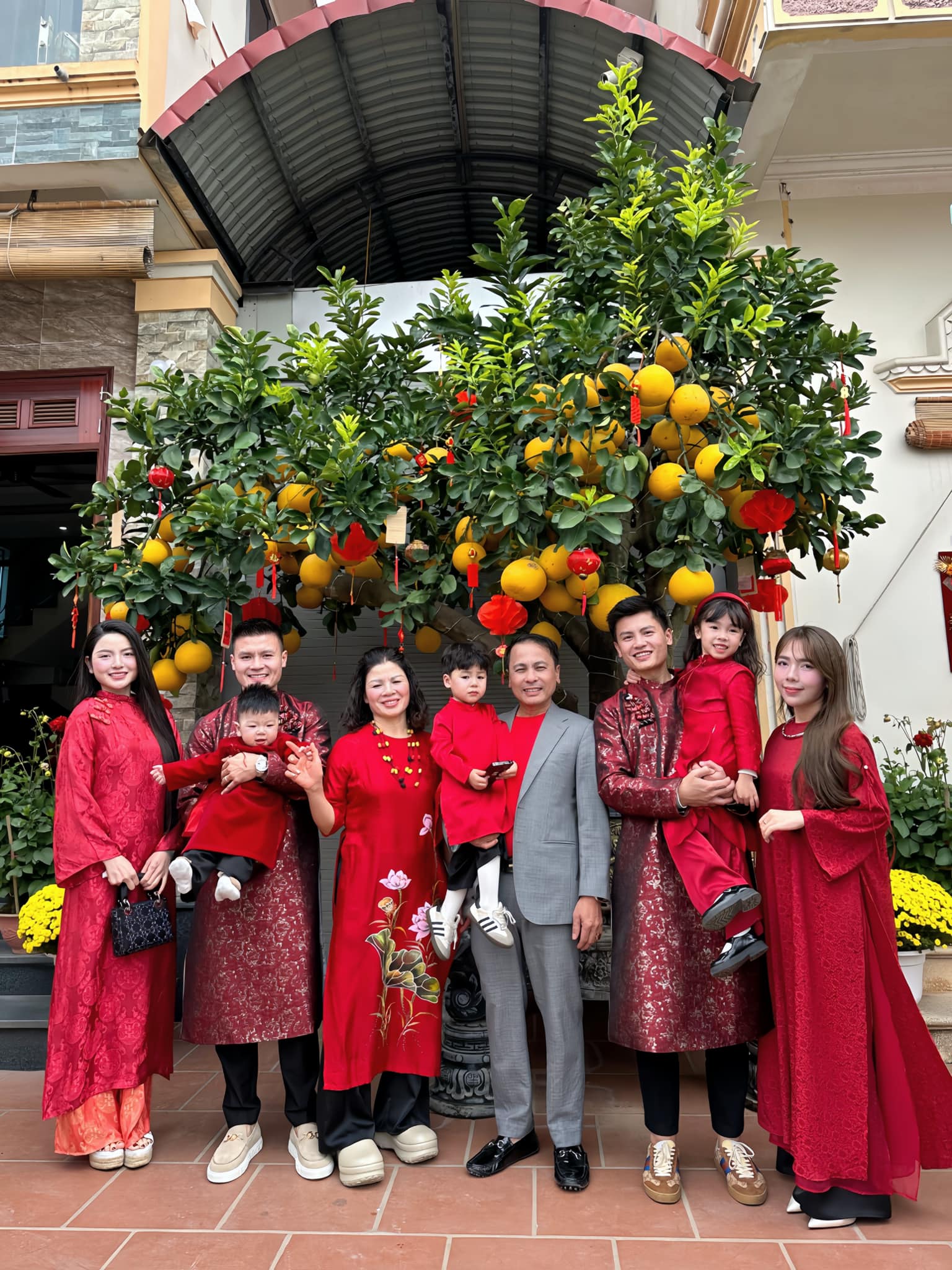 Con trai 1 vợ 2 con vẫn đi đánh pickleball từ trưa tới tối, mẹ Quang Hải quất thẳng 5 roi, nghe mà 