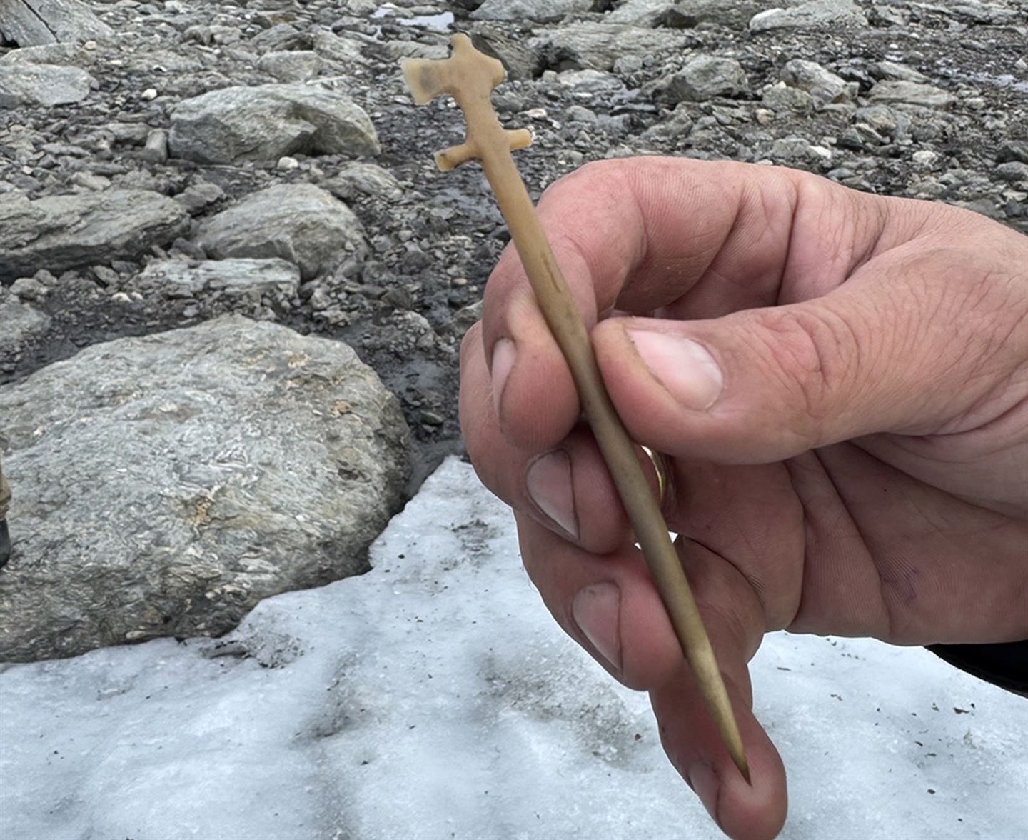 Băng trên đỉnh núi tan chảy, để lộ ra những thứ con người không dám tin vào mắt mình- Ảnh 3.