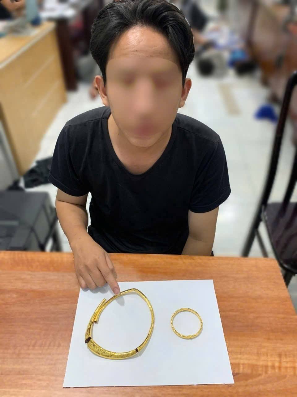 Nam thanh niên 2002 đi cướp tiệm vàng ở TP.HCM: Mới quen bạn gái nên muốn có tiền ăn chơi, mang dao để "tự kết liễu bản thân nếu bị dồn đường cùng"- Ảnh 2. Nam thanh niên 2002 đi cướp tiệm vàng ở TP.HCM: Mới quen bạn gái nên muốn có tiền ăn chơi, mang dao để "tự kết liễu bản thân nếu bị dồn đường cùng"- Ảnh 2.