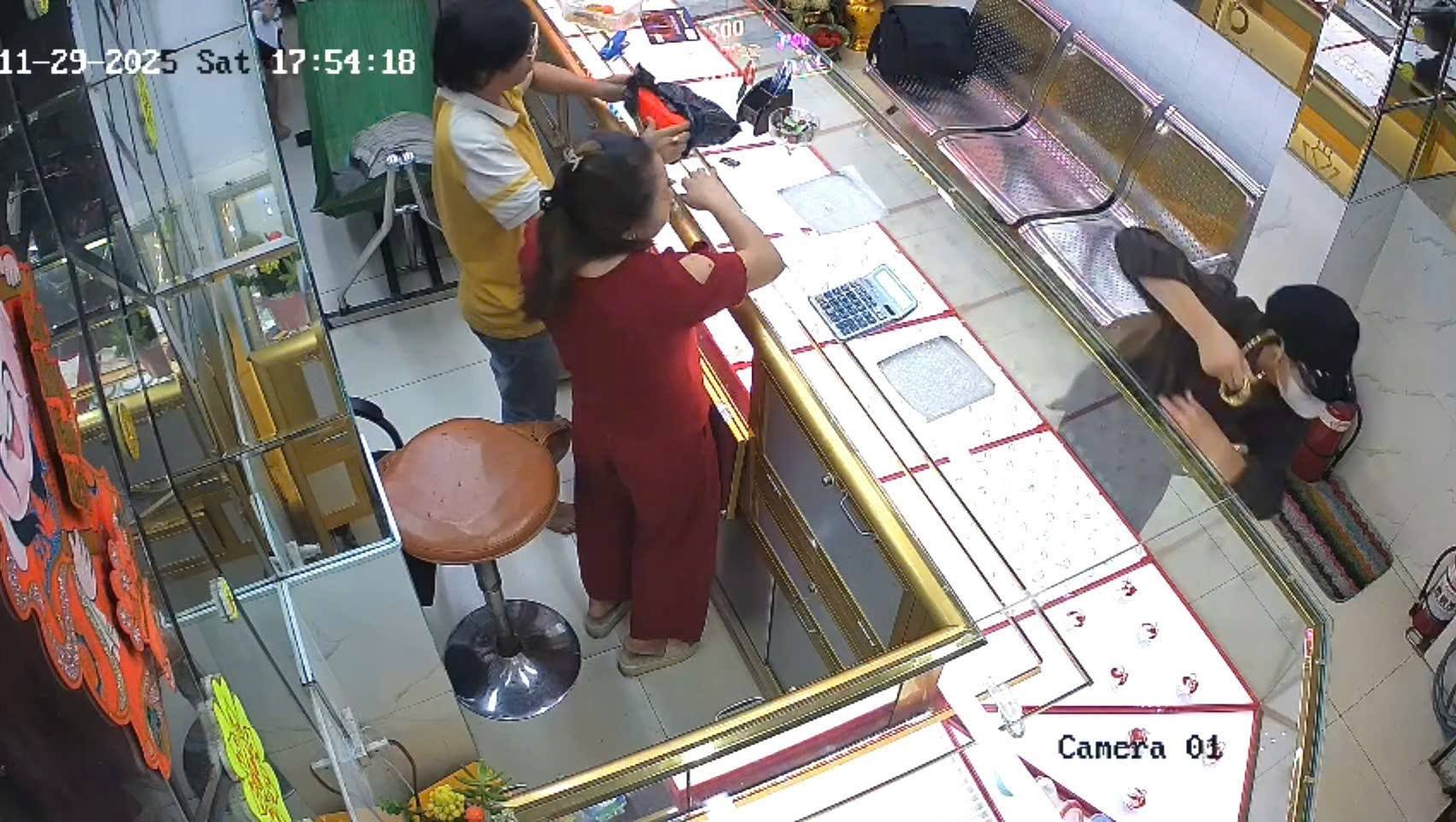 Nam thanh niên 2002 đi cướp tiệm vàng ở TP.HCM: Mới quen bạn gái nên muốn có tiền ăn chơi, mang dao để "tự kết liễu bản thân nếu bị dồn đường cùng"- Ảnh 1. Nam thanh niên 2002 đi cướp tiệm vàng ở TP.HCM: Mới quen bạn gái nên muốn có tiền ăn chơi, mang dao để "tự kết liễu bản thân nếu bị dồn đường cùng"- Ảnh 1.