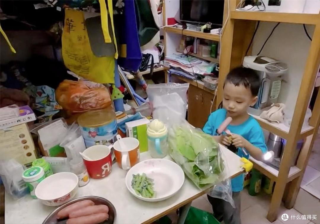 Hồng Kông đau lòng quá: Nhà 4 người chen chúc trong căn hộ 6m² không cửa sổ, nấu ăn trong toilet, ai nhìn cũng quặn tim- Ảnh 5.