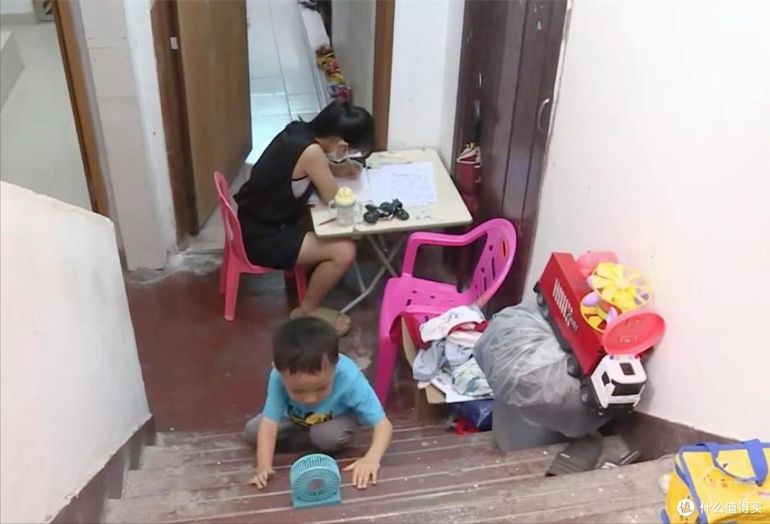 Hồng Kông đau lòng quá: Nhà 4 người chen chúc trong căn hộ 6m² không cửa sổ, nấu ăn trong toilet, ai nhìn cũng quặn tim- Ảnh 7.