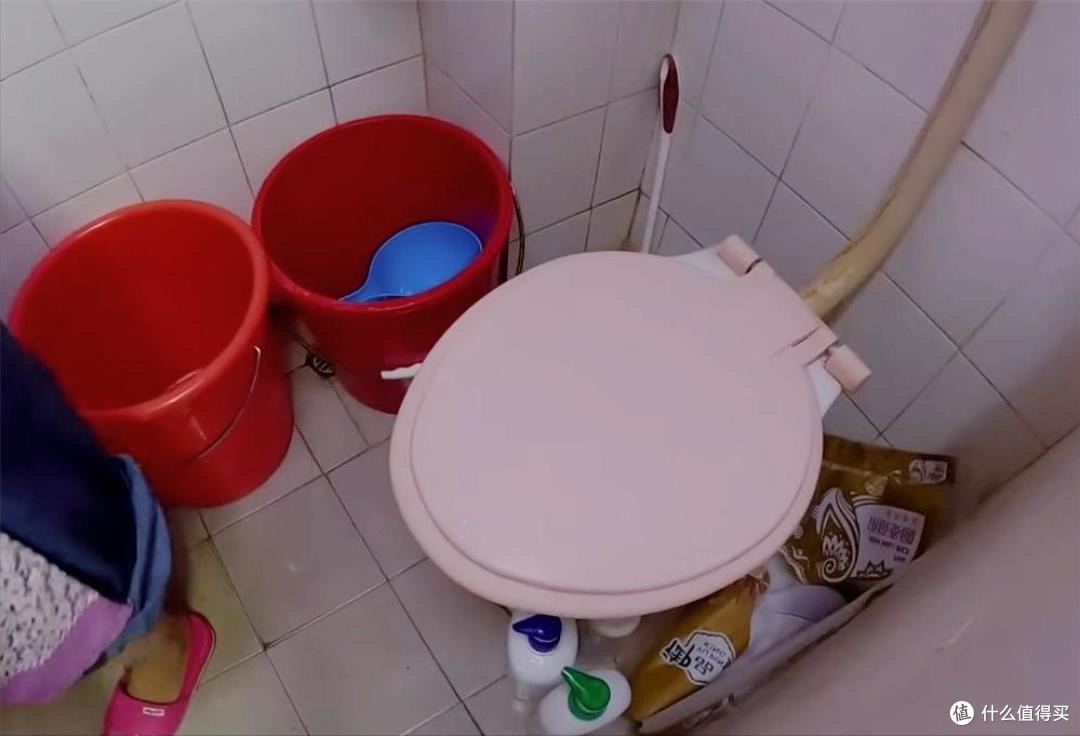 Hồng Kông đau lòng quá: Nhà 4 người chen chúc trong căn hộ 6m² không cửa sổ, nấu ăn trong toilet, ai nhìn cũng quặn tim- Ảnh 11.
