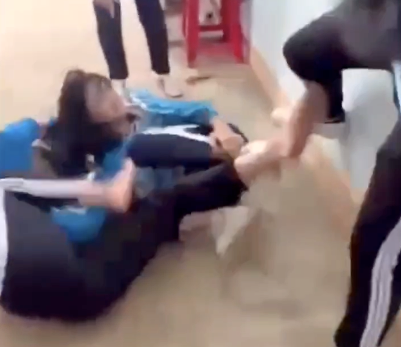 Nữ sinh lớp 7 bị bạn đánh ngay trong trường học- Ảnh 1. Nữ sinh lớp 7 bị bạn đánh ngay trong trường học- Ảnh 1.