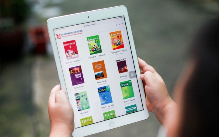 Bộ GD&ĐT: Sách giáo khoa điện tử phải tối ưu giao diện, bảo vệ thị giác học sinh- Ảnh 1.
