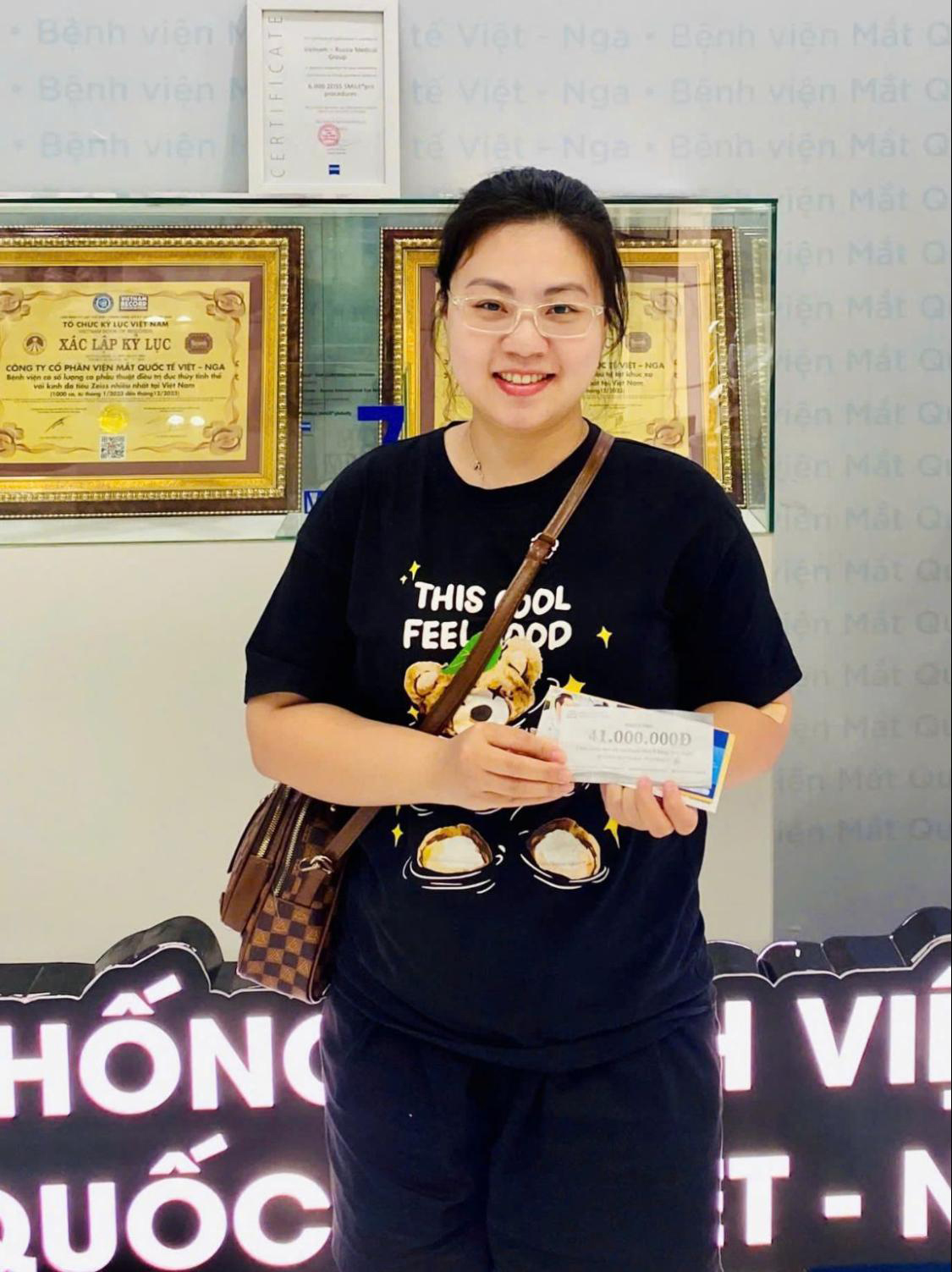 Cô gái vượt 7.500km từ Úc về Việt Nam mổ cận, nhiều người không biết công nghệ "xóa cận" nước ta đã đạt đến mức này!- Ảnh 1.