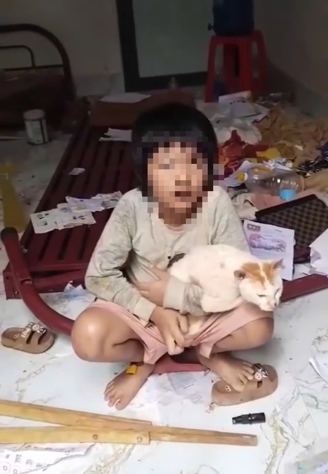 Chia sẻ nhói lòng của người dượng về 2 cháu bé bị xích, nhốt- Ảnh 2.