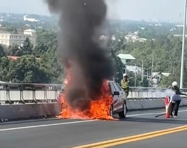 Ô tô bốc cháy ngùn ngụt trên cầu Rạch Miễu- Ảnh 1.