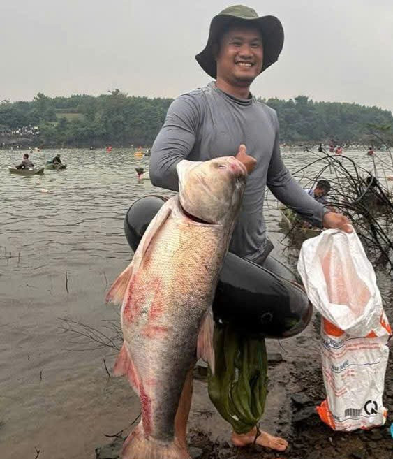 Người dân bắt được nhiều cá 'khủng' sau khi thủy điện Trị An ngưng xả tràn- Ảnh 3.