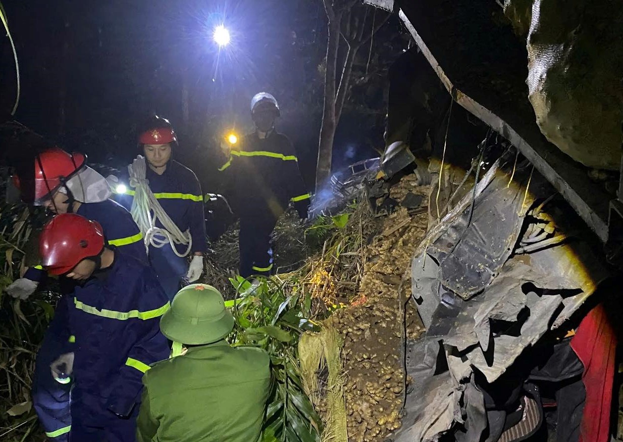 Xe tải lao xuống vực sâu 100 m, tài xế tử vong mắc kẹt trong cabin- Ảnh 1.