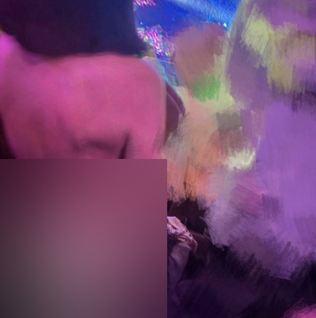 Cô gái khỏa thân gây sốc, bị buộc rời khỏi concert của dàn mỹ nam nổi tiếng- Ảnh 1.