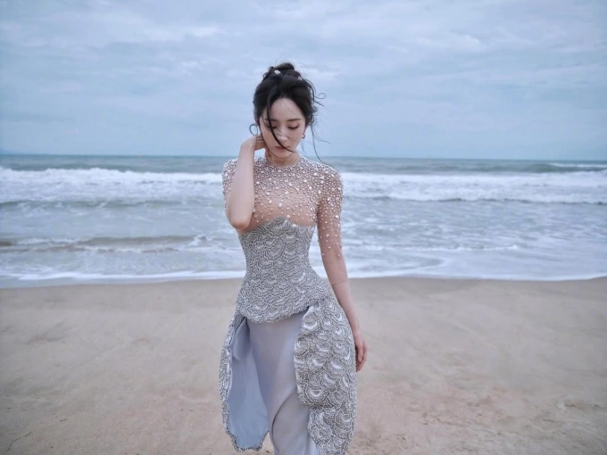 Dương Mịch giữ dáng đồng hồ cát không có điểm nào chê nhờ 1 thói quen cuối ngày: Hiếm ai làm lắm!- Ảnh 1.