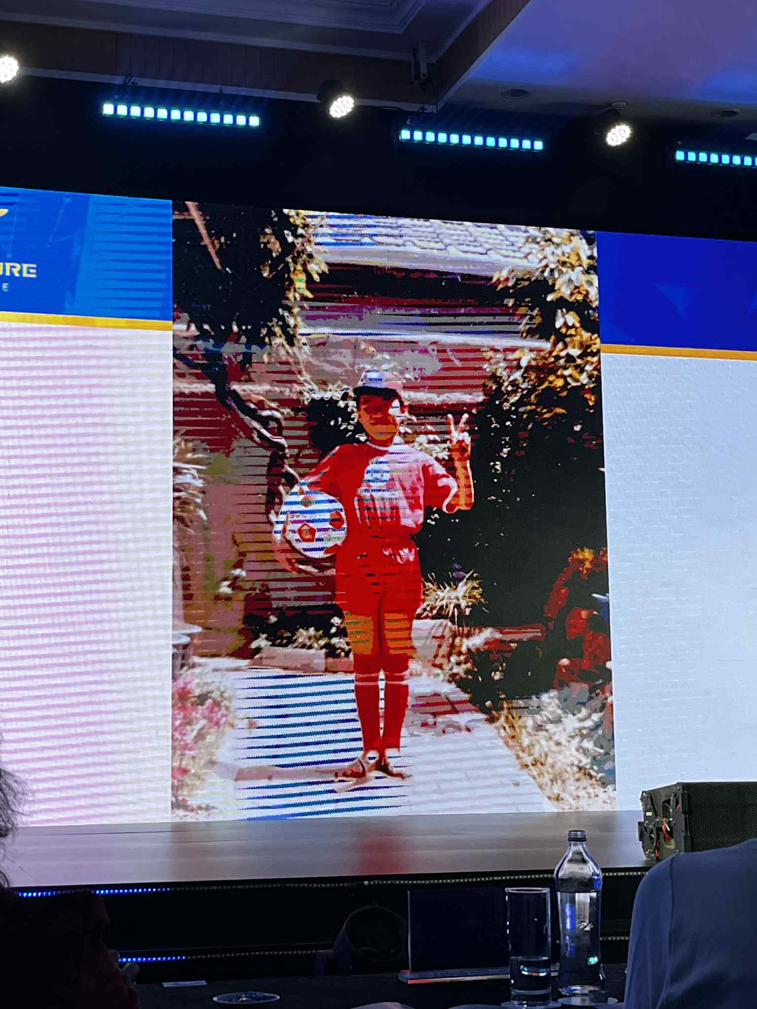 Cậu bé tò mò về cách đàn kiến "vận chuyển thức ăn" trong vườn nhà trở thành Giáo sư trí tuệ vật lý- Ảnh 2.