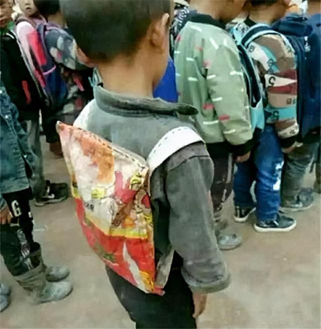 Nhìn 2 đứa trẻ với cặp sách đặc biệt, tôi hiểu tại sao 1 đứa lớn lên tự tin, 1 đứa tràn đầy bất an- Ảnh 2.