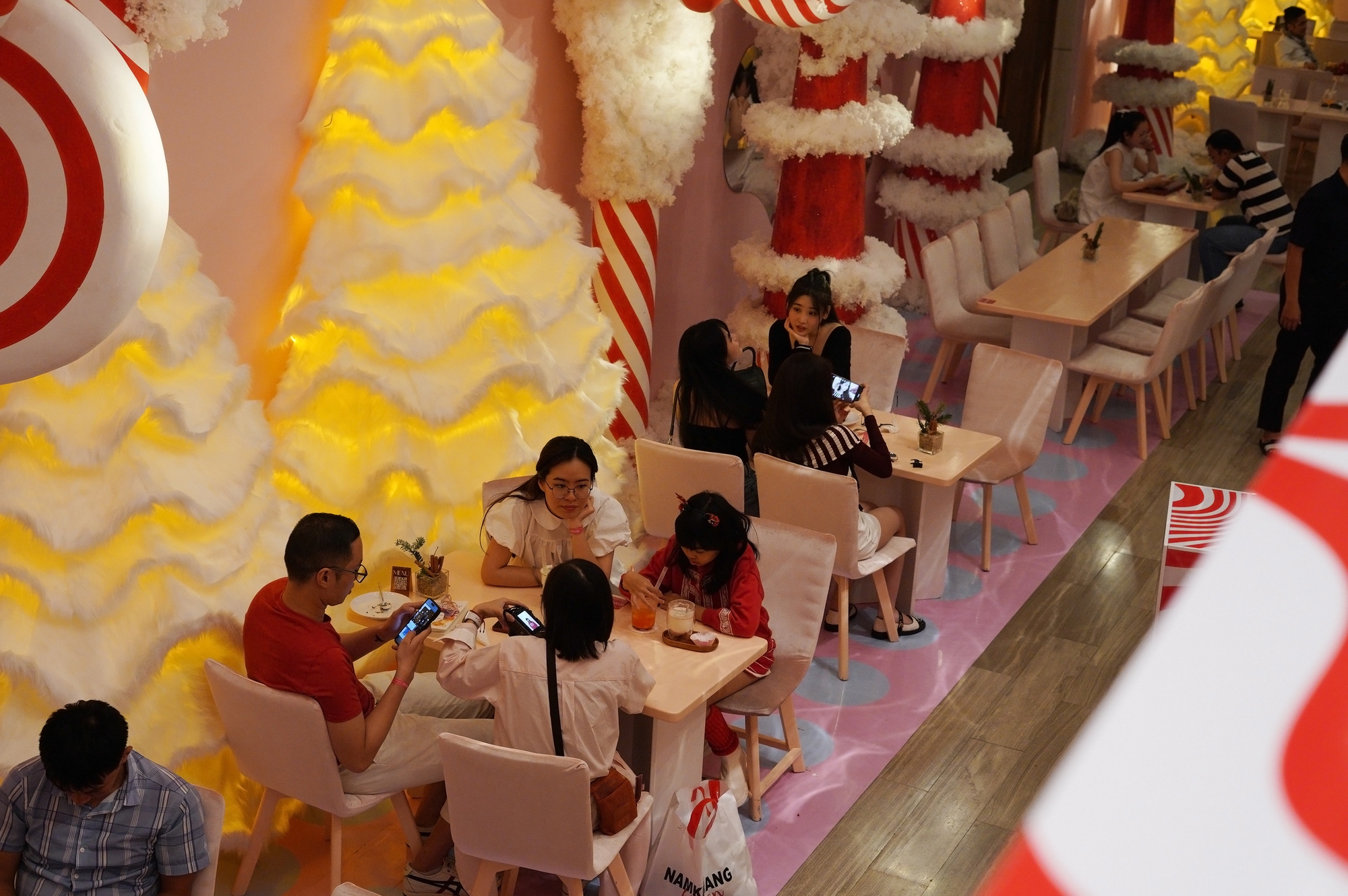 Cận cảnh quán cà phê Giáng sinh 200k/giờ ở TP.HCM, đáng thì thấy đáng nhưng trải nghiệm thì thật sự chưa xứng!- Ảnh 2.