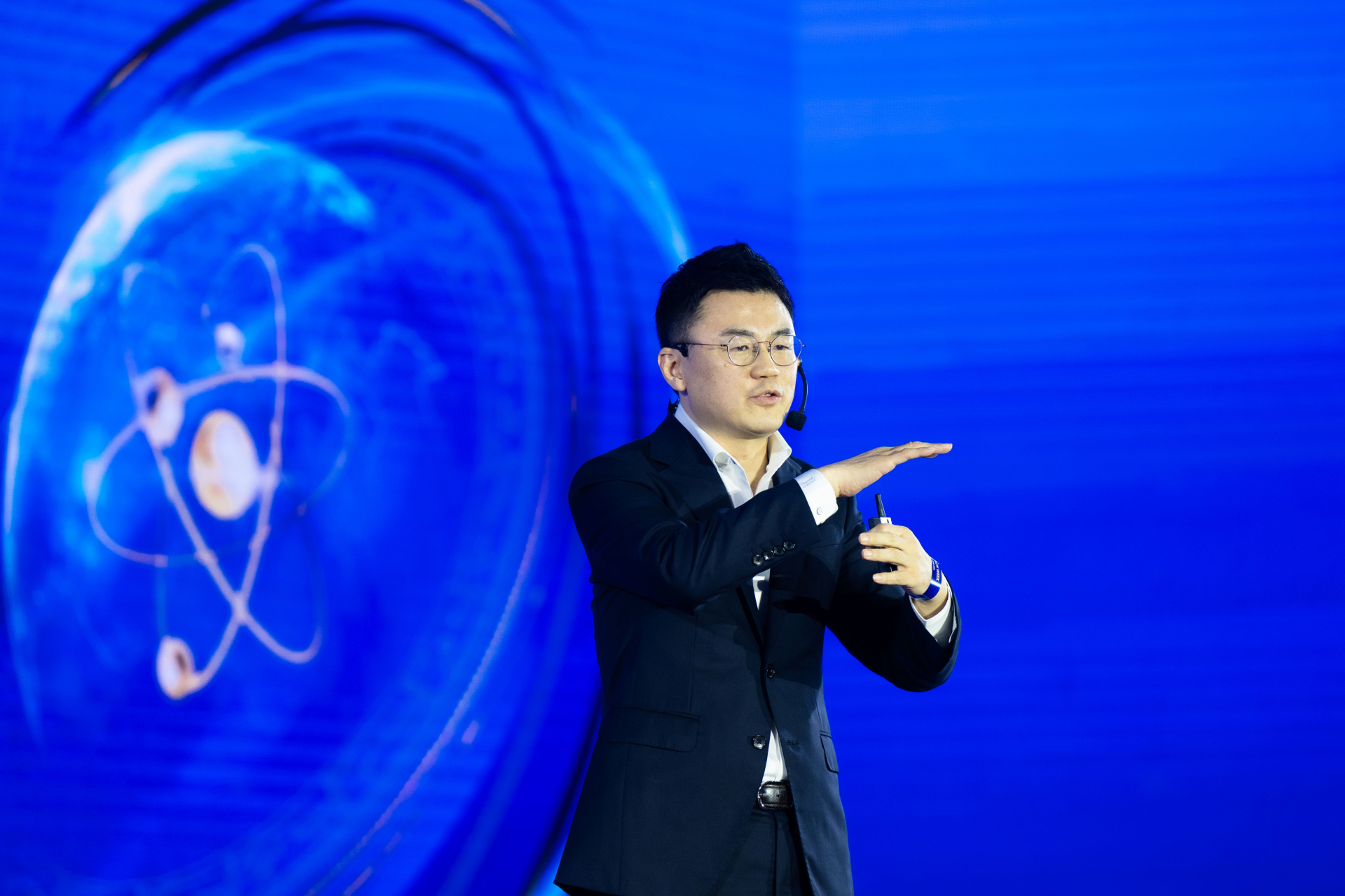 Cậu bé tò mò về cách đàn kiến "vận chuyển thức ăn" trong vườn nhà trở thành Giáo sư trí tuệ vật lý- Ảnh 3.