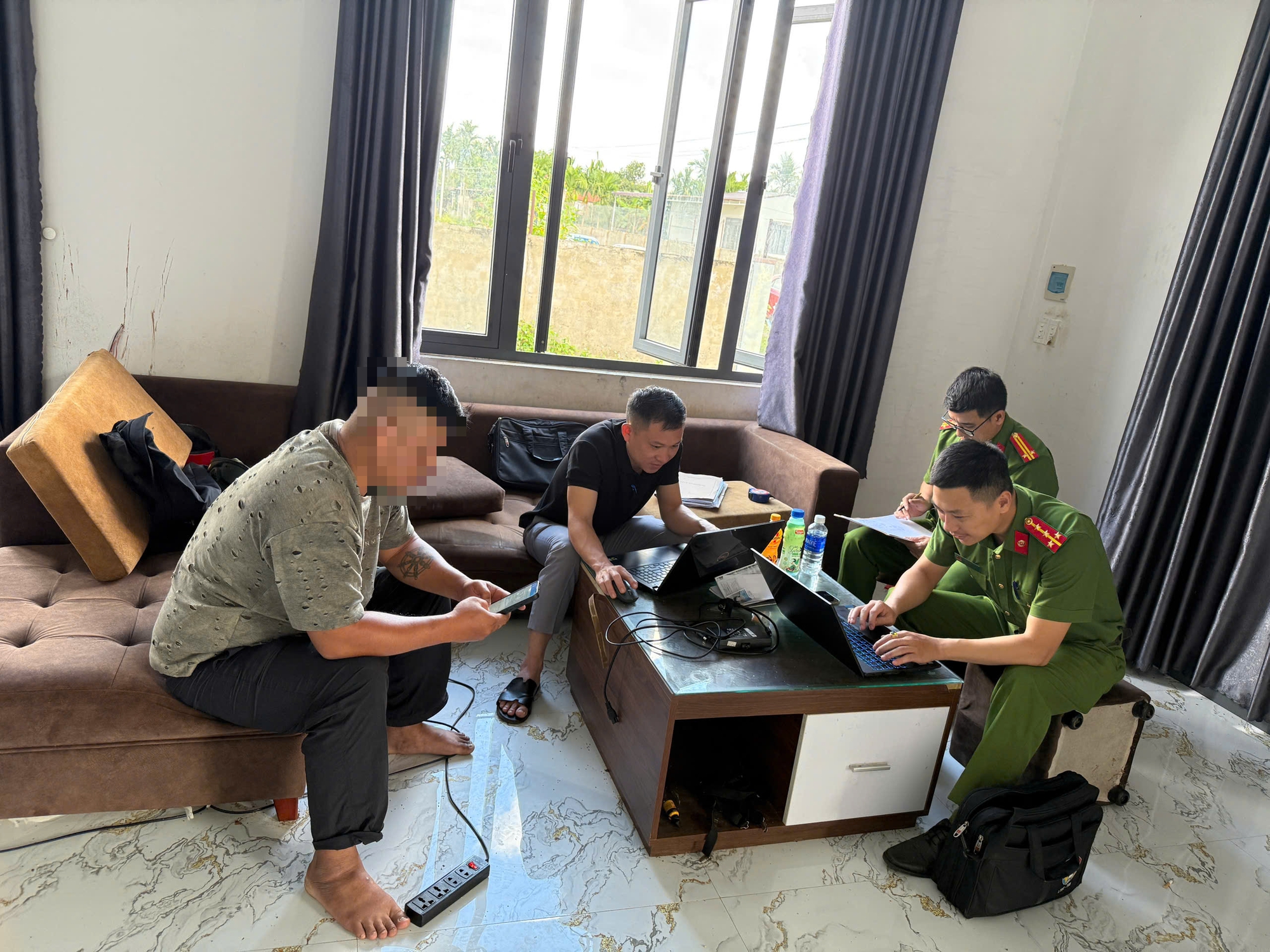 Chia sẻ nhói lòng của người dượng về 2 cháu bé bị xích, nhốt- Ảnh 3.