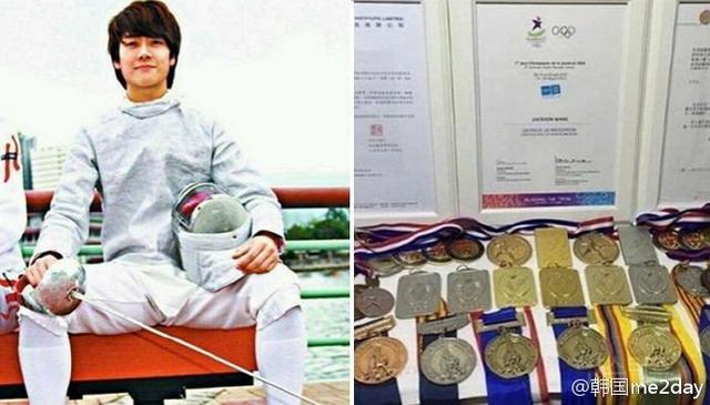 Nam ca sĩ J bị bạn thân Nam ca sĩ J bị bạn thân