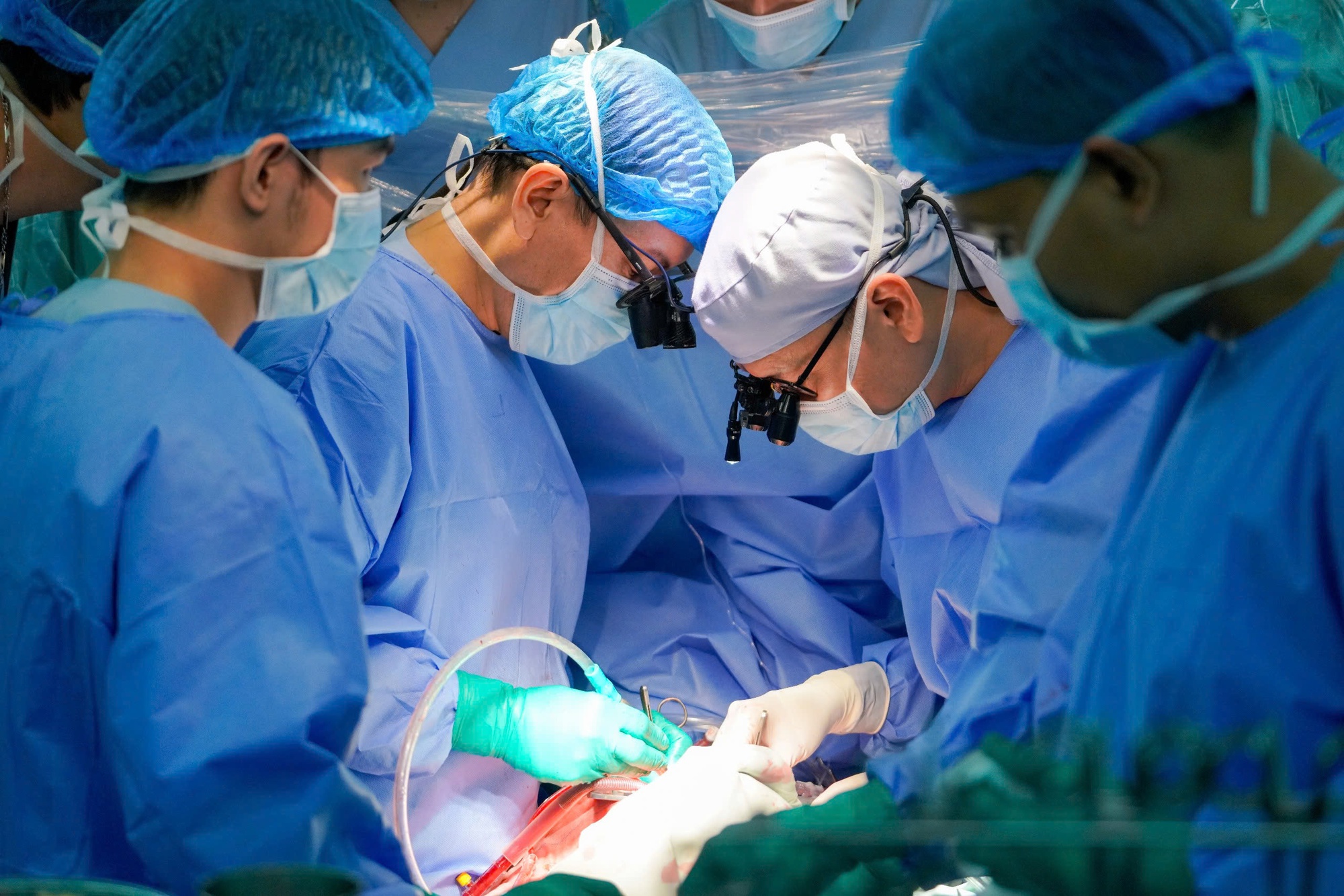 Kỳ diệu ca ghép tim xuyên Việt, đưa trái tim từ Bắc vào Nam cứu sống bé trai 9 tuổi- Ảnh 3. Kỳ diệu ca ghép tim xuyên Việt, đưa trái tim từ Bắc vào Nam cứu sống bé trai 9 tuổi- Ảnh 3.