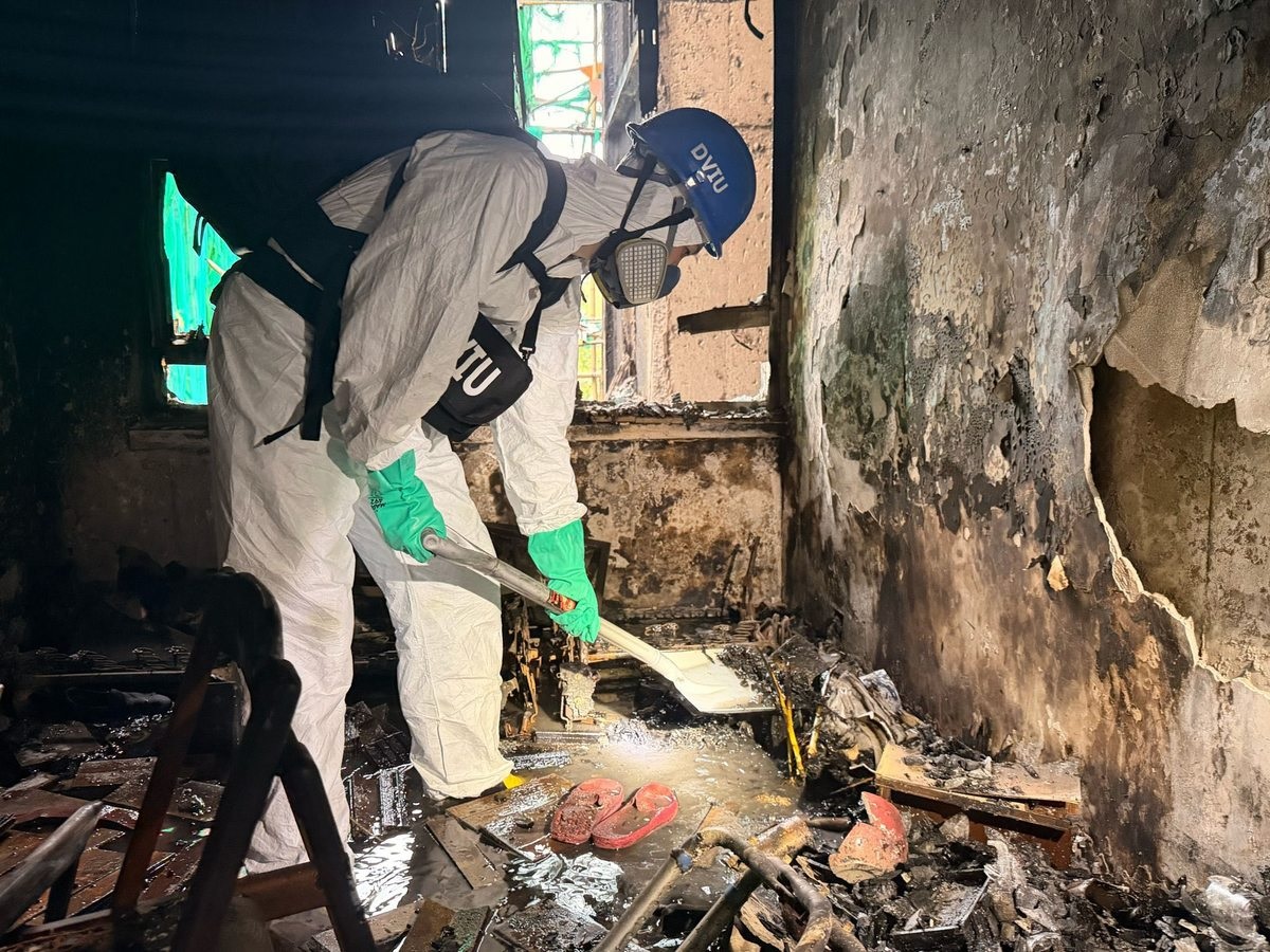 Cháy chung cư ở Hồng Kông: Sự thật khắc nghiệt bên trong các căn hộ cháy đen- Ảnh 4. Cháy chung cư ở Hồng Kông: Sự thật khắc nghiệt bên trong các căn hộ cháy đen- Ảnh 4.