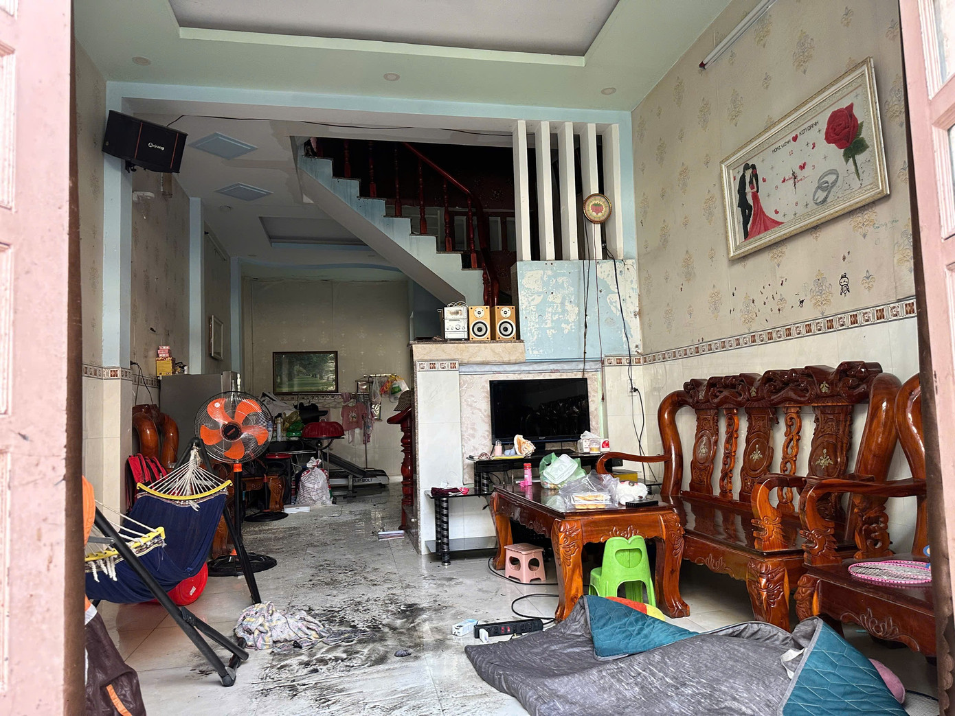 Vụ cháy khiến cháu bé 8 tuổi tử vong ở TP.HCM: Hàng xóm chia sẻ bất ngờ về nữ chủ nhà- Ảnh 1.