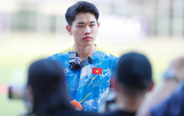 Đình Bắc vui vẻ làm 