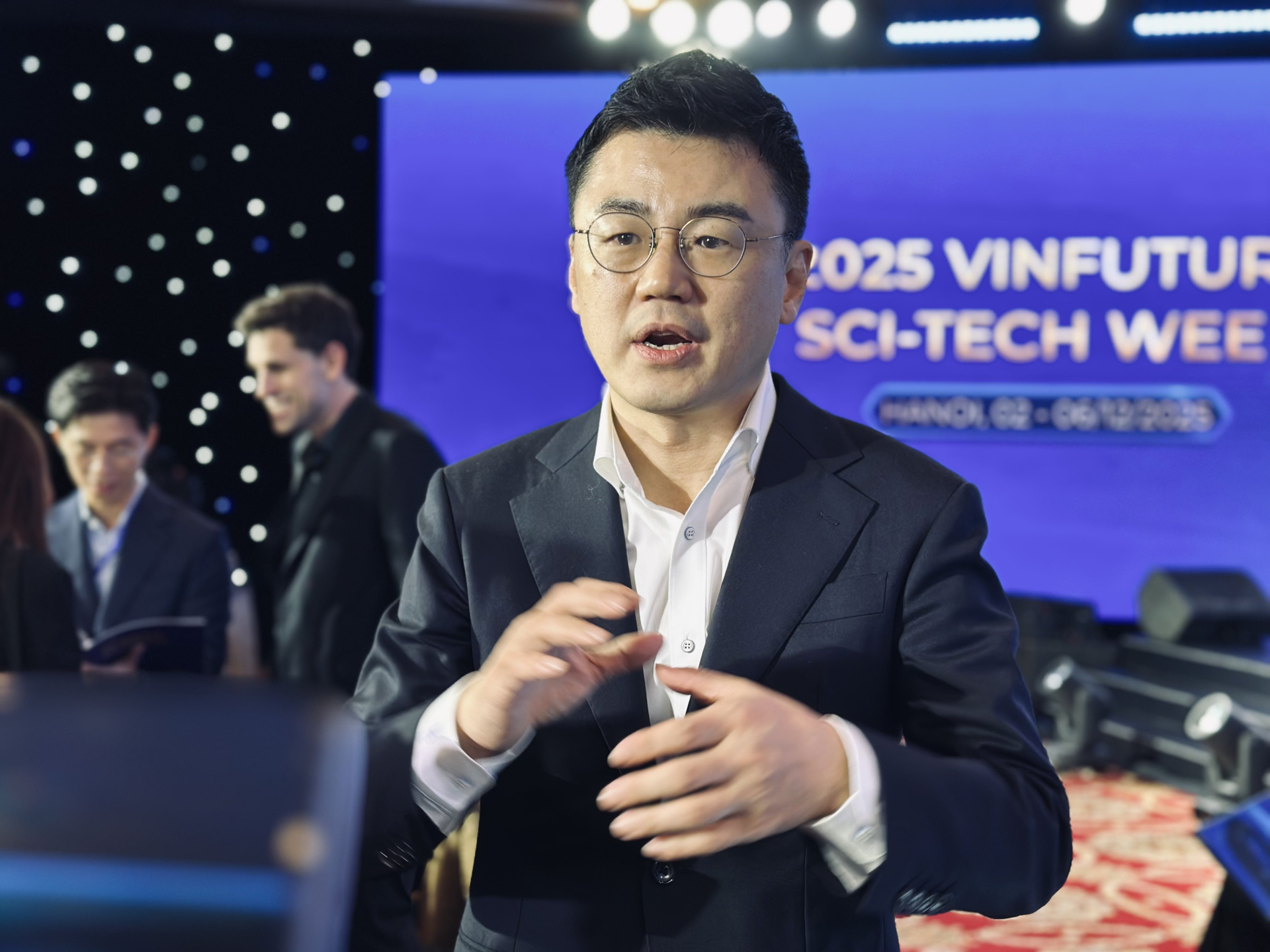 Gặp Giáo sư nổi tiếng mở ra thế hệ robot mới: Từ ngắm dây leo, quan sát đàn kiến đến công nghệ "trí tuệ vật lý" gây sửng sốt- Ảnh 4.