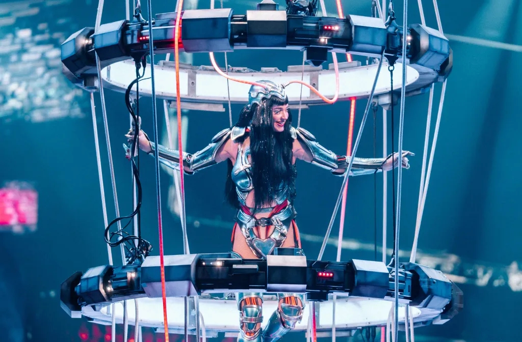 Sự giả dối của siêu sao hết thời: Thông báo cháy vé 6 concert, ngó vào trống hoác hơn nửa sân vận động- Ảnh 4.