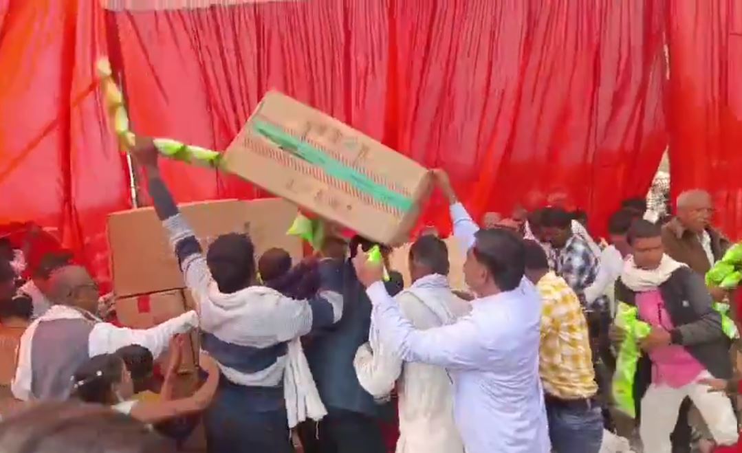 Khách mời ẩu đả, lao vào giẫm đạp trong đám cưới để giành khoai tây- Ảnh 1.