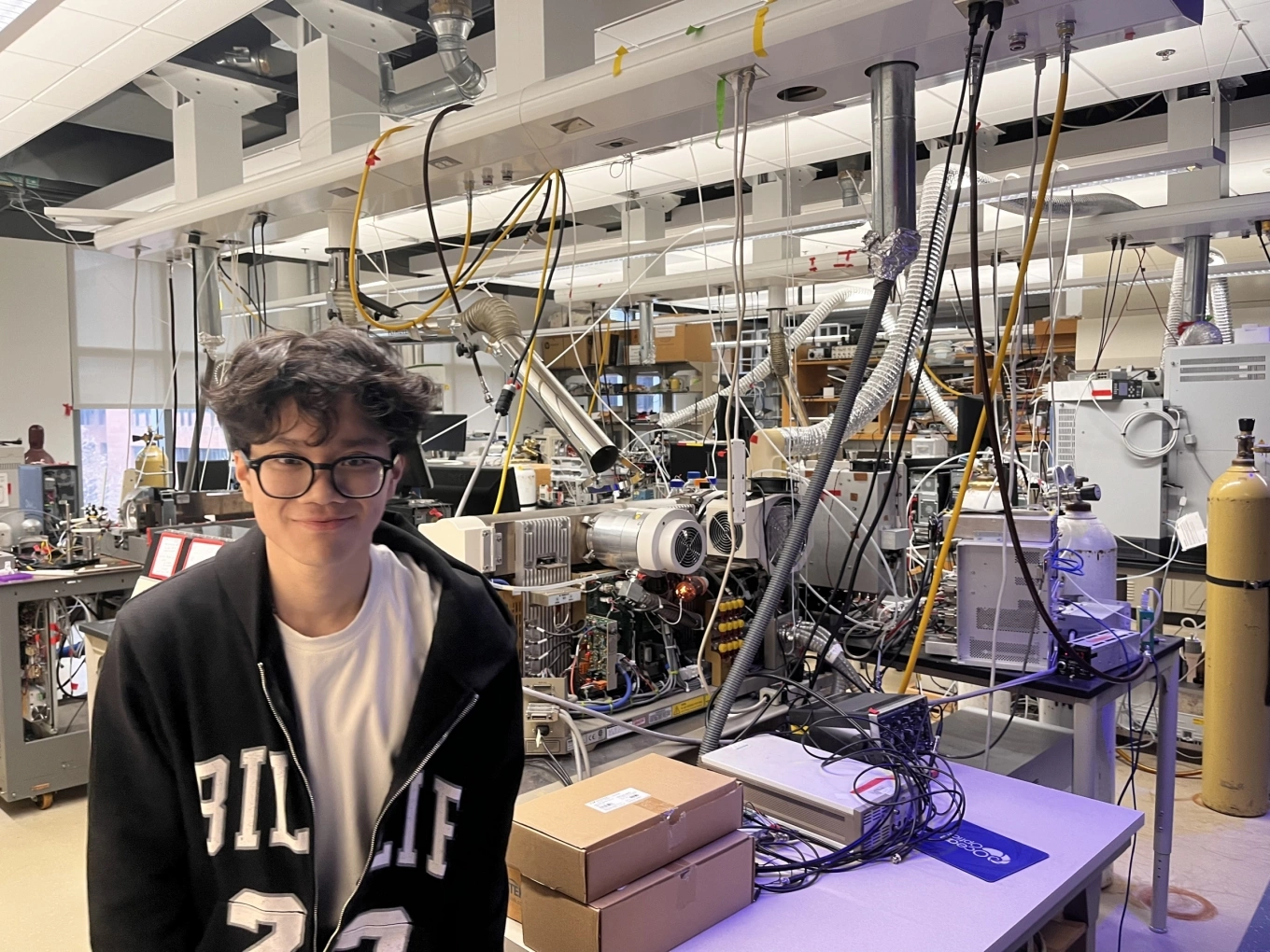 Tiểu thuyết cũng không dám viết: Nam sinh điển trai đỗ 11 chương trình Tiến sĩ từ năm 22 tuổi, từng thực tập ở Stanford, GPA gần tuyệt đối!- Ảnh 2.