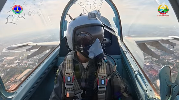 Mãn nhãn màn trình diễn của không quân Lào trong lễ kỷ niệm 50 năm Quốc khánh- Ảnh 5.