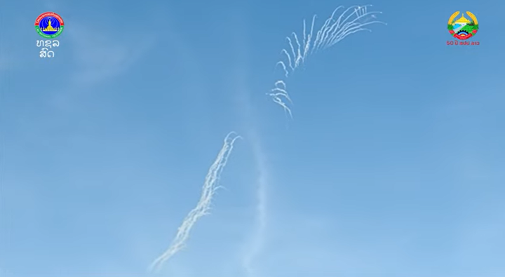 Mãn nhãn màn trình diễn của không quân Lào trong lễ kỷ niệm 50 năm Quốc khánh- Ảnh 7.