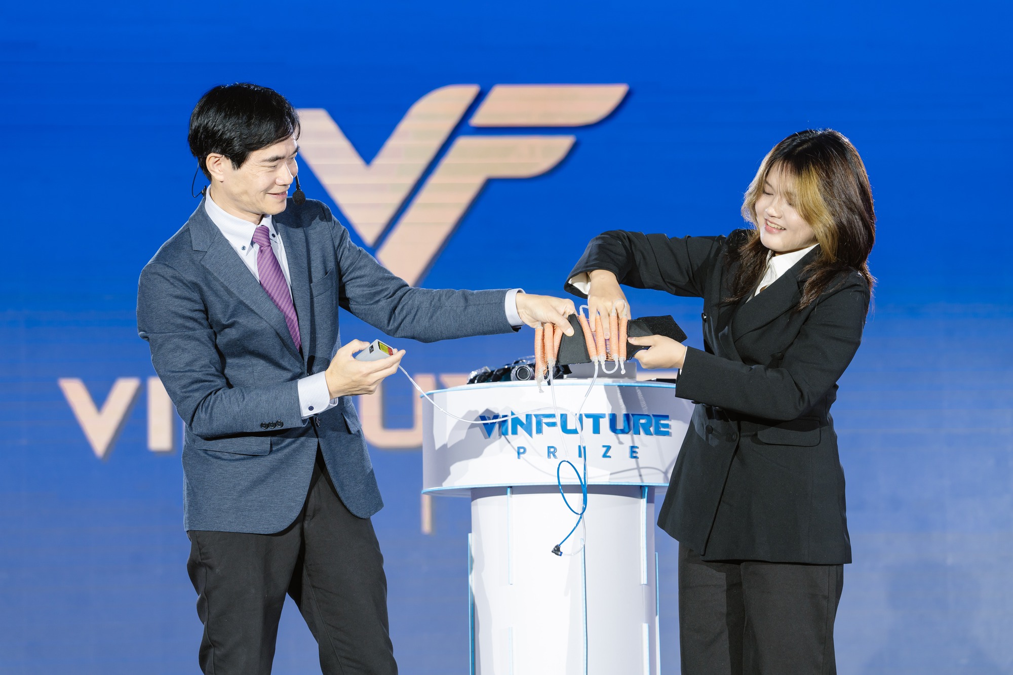 Giáo sư chế tạo robot “đọc” ý định của con người: “VinFuture cho thế giới thấy khoa học công nghệ Việt Nam đã phát triển thế nào”- Ảnh 2.