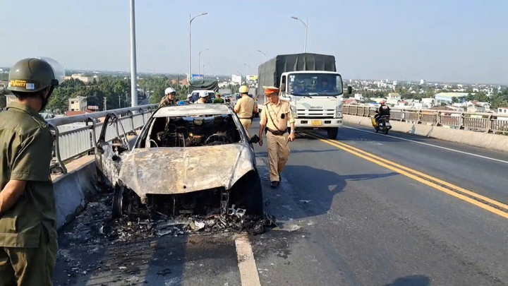 Ô tô bốc cháy ngùn ngụt trên cầu Rạch Miễu- Ảnh 2.