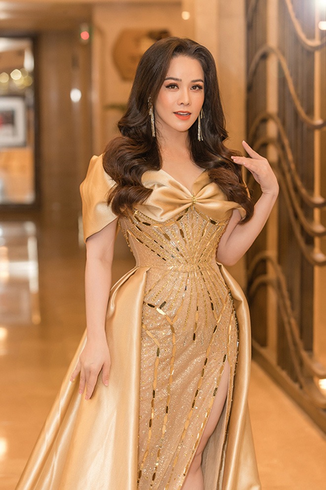 Nữ ca sĩ Việt 40 tuổi tự sinh con, không lấy chồng, ở biệt thự 20 tỷ- Ảnh 1. Nữ ca sĩ Việt 40 tuổi tự sinh con, không lấy chồng, ở biệt thự 20 tỷ- Ảnh 1.