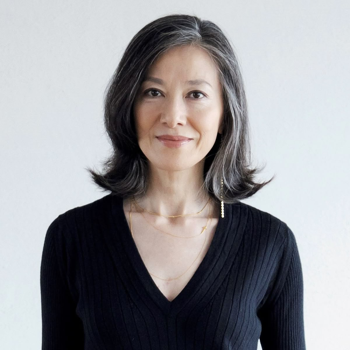 Cách chăm sóc tóc bạc cho phụ nữ trung niên: Làm sao để luôn bóng đẹp và không khô xơ, ngả vàng?- Ảnh 7.