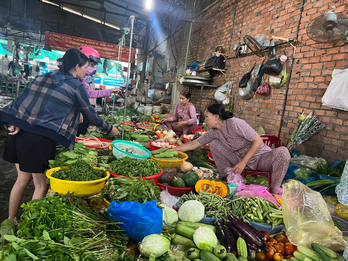 Rau trái về TPHCM tăng dần, nhiều loại chỉ 10.000 đồng/kg- Ảnh 1.