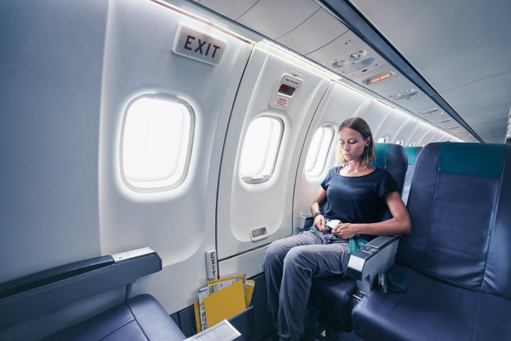 Vì sao không phải ai cũng được ngồi ghế cạnh cửa thoát hiểm trên máy bay?- Ảnh 1.