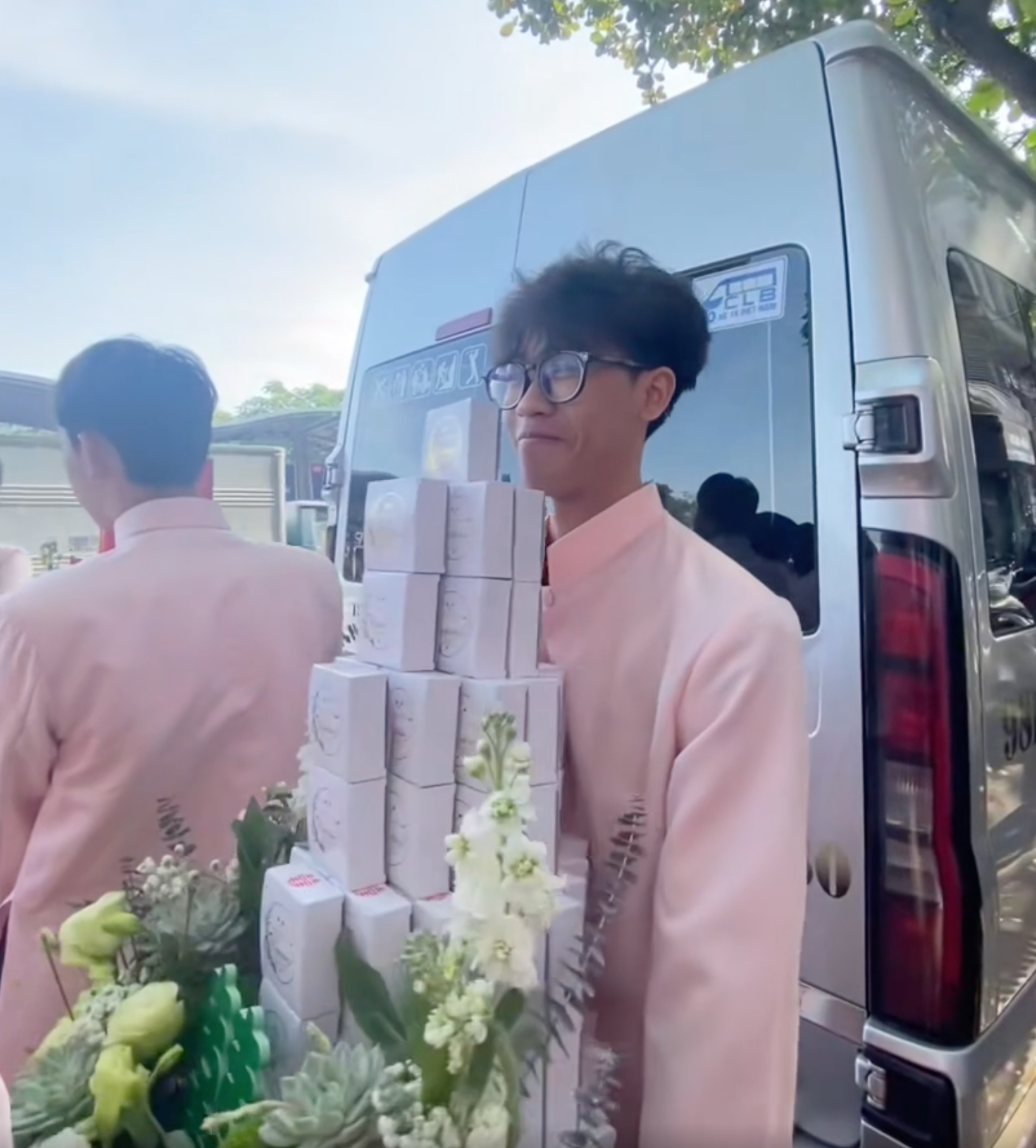 Đang chờ xe buýt, nam thanh niên bất ngờ được "nhấc" vào đội bê tráp ở Hà Nội: Cái kết đặc biệt- Ảnh 2. Đang chờ xe buýt, nam thanh niên bất ngờ được "nhấc" vào đội bê tráp ở Hà Nội: Cái kết đặc biệt- Ảnh 2.