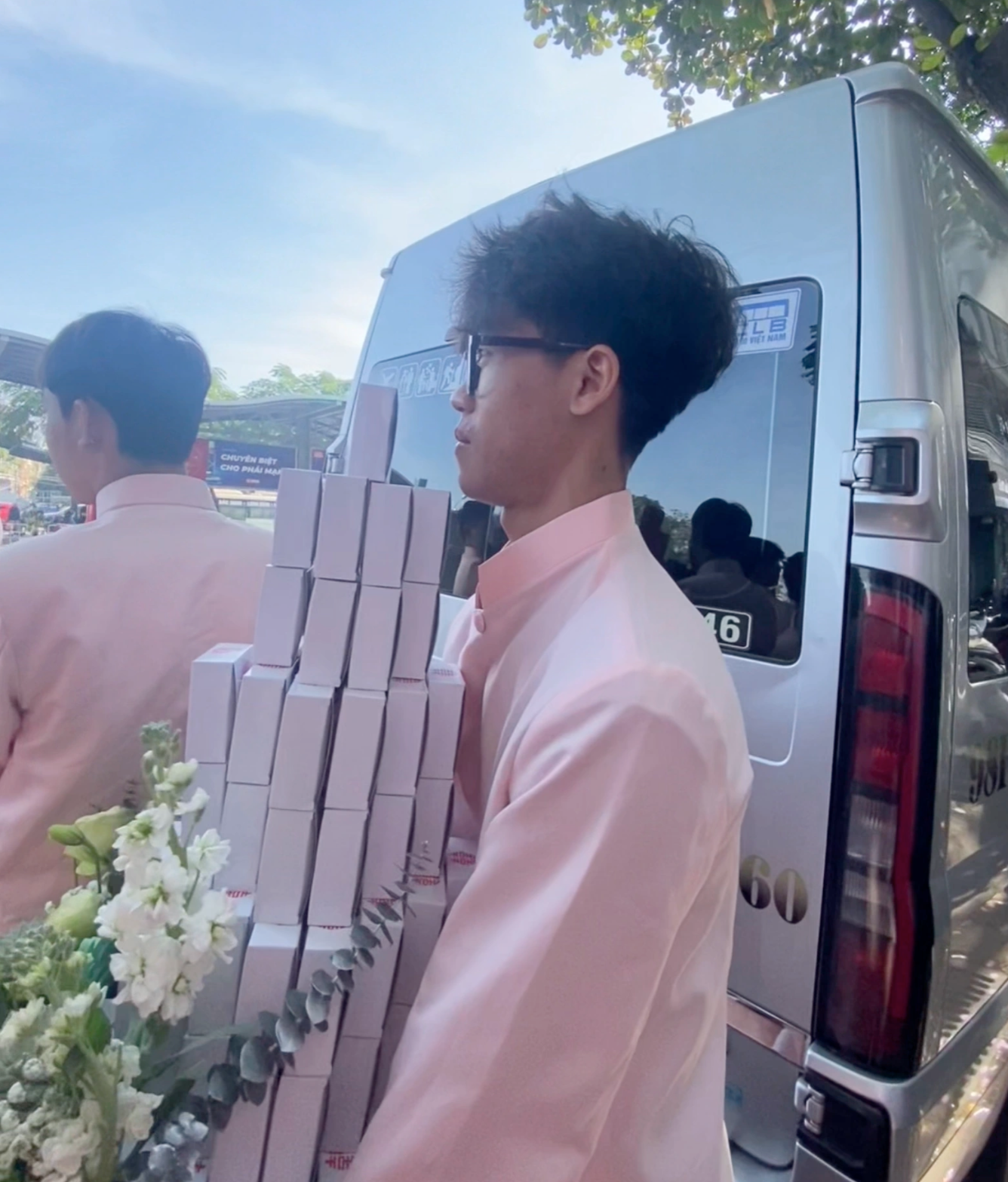 Đang chờ xe buýt, nam thanh niên bất ngờ được "nhấc" vào đội bê tráp ở Hà Nội: Cái kết đặc biệt- Ảnh 1. Đang chờ xe buýt, nam thanh niên bất ngờ được "nhấc" vào đội bê tráp ở Hà Nội: Cái kết đặc biệt- Ảnh 1.