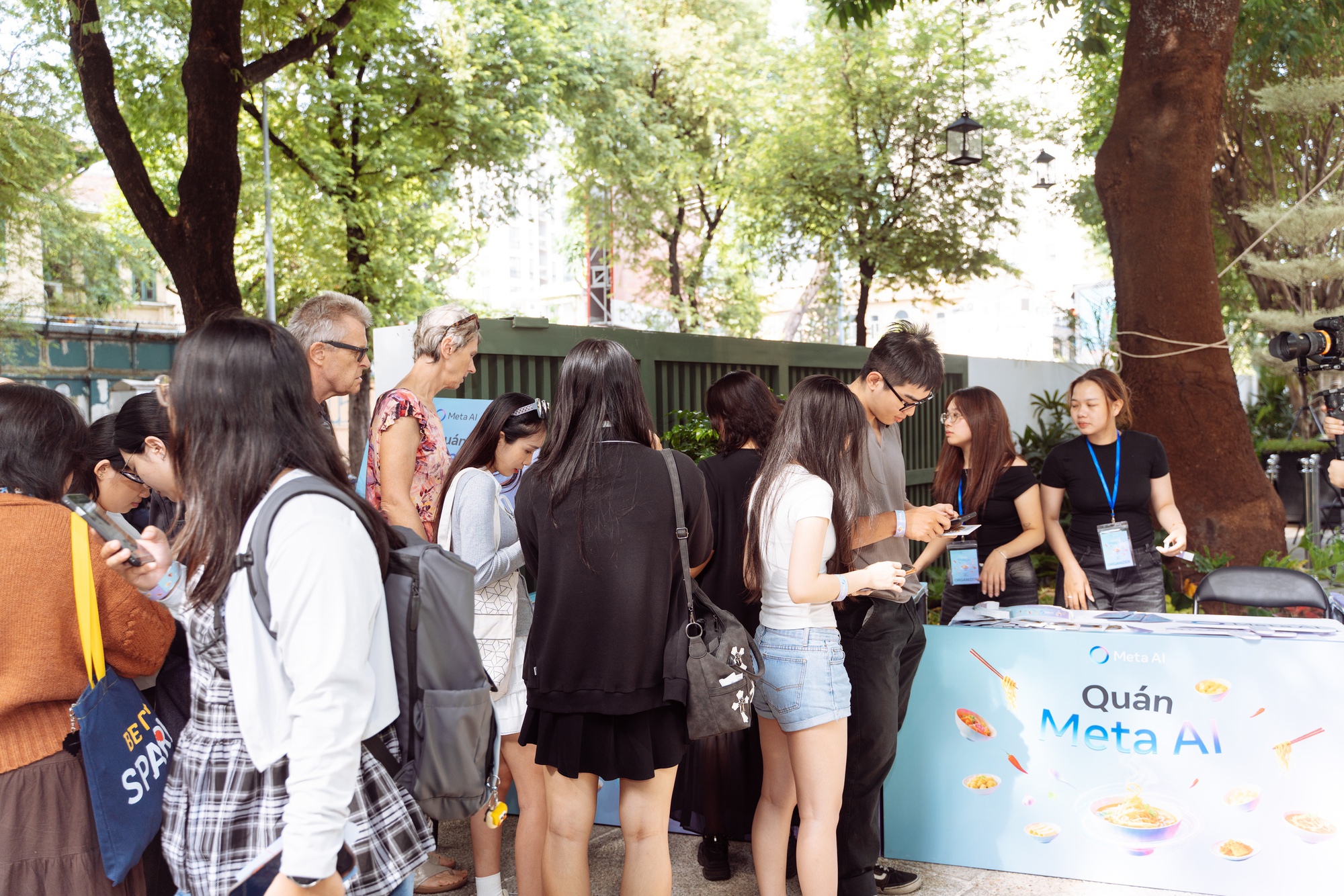 Người trẻ TP.HCM hào hứng trải nghiệm ẩm thực phiên bản AI tại Quán Meta AI- Ảnh 2.