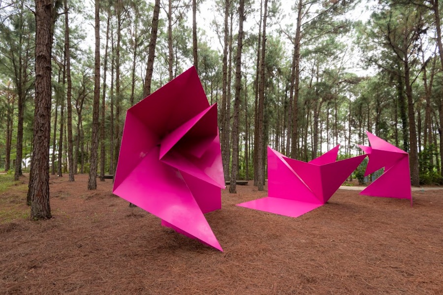 Bảo tàng ngoài trời nằm giữa rừng thông đang gây sốt: Cách Hà Nội hơn 1 tiếng lái xe, quy tụ hơn 100 tác phẩm được dàn dựng giữa không gian ngập nắng và gió- Ảnh 9.