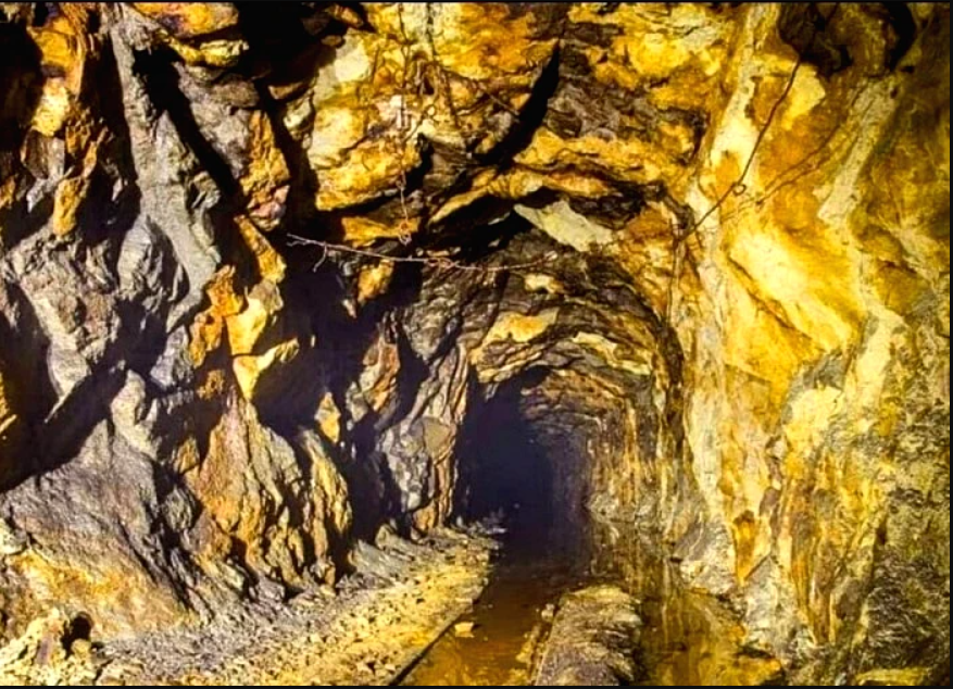 Phát hiện mỏ vàng hơn 1.400 tấn, thân quặng sâu 1.250m: Chính quyền lập tức phong tỏa toàn khu vực- Ảnh 1. Phát hiện mỏ vàng hơn 1.400 tấn, thân quặng sâu 1.250m: Chính quyền lập tức phong tỏa toàn khu vực- Ảnh 1.