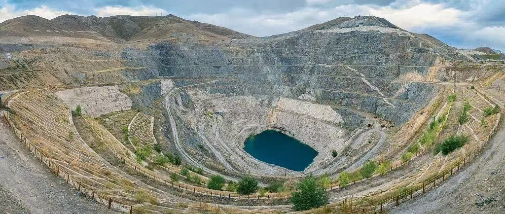 Phát hiện mỏ vàng hơn 1.400 tấn, thân quặng sâu 1.250m: Chính quyền lập tức phong tỏa toàn khu vực- Ảnh 3. Phát hiện mỏ vàng hơn 1.400 tấn, thân quặng sâu 1.250m: Chính quyền lập tức phong tỏa toàn khu vực- Ảnh 3.