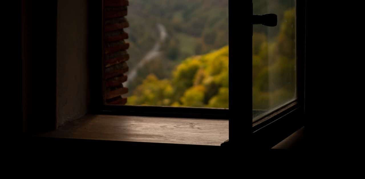 Đang ngồi trong phòng ngủ thì thấy bạn của bố trèo lên cửa sổ, cô gái hoảng loạn với diễn biến tiếp theo- Ảnh 1. Đang ngồi trong phòng ngủ thì thấy bạn của bố trèo lên cửa sổ, cô gái hoảng loạn với diễn biến tiếp theo- Ảnh 1.