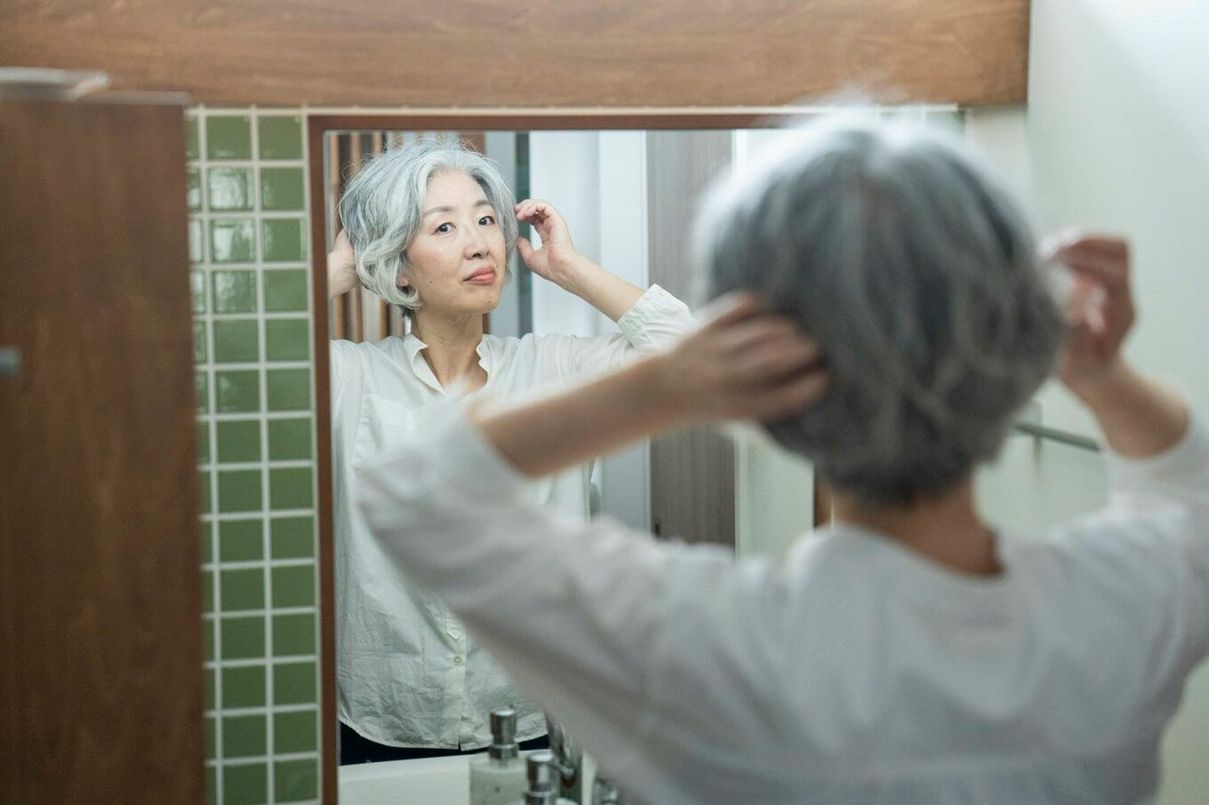 Cách chăm sóc tóc bạc cho phụ nữ trung niên: Làm sao để luôn bóng đẹp và không khô xơ, ngả vàng?- Ảnh 9.