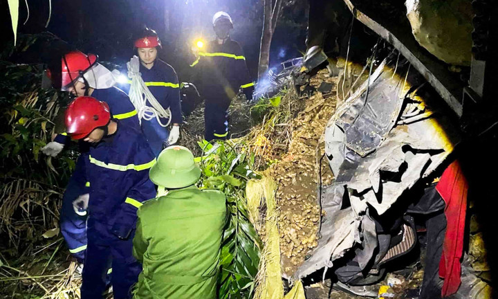 Xe tải chở gừng tươi lao xuống vực 100m, tài xế tử vong trong cabin ở Lào Cai- Ảnh 1.