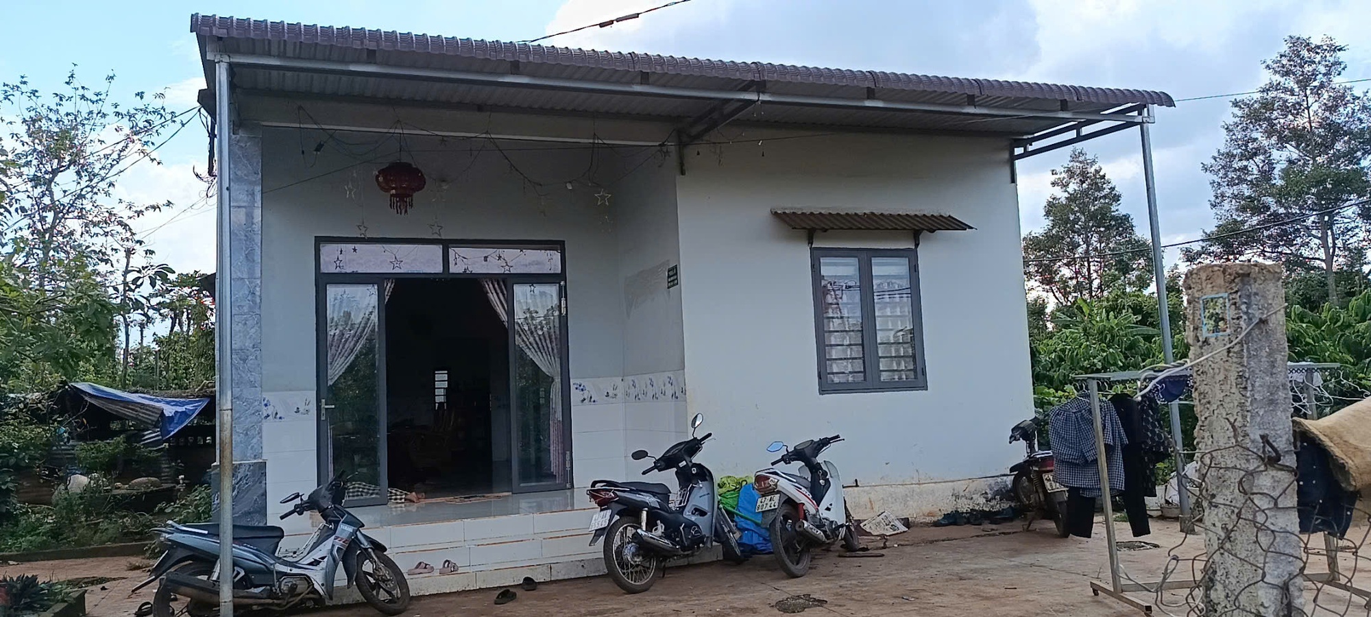 Chia sẻ nhói lòng của người dượng về 2 cháu bé bị xích, nhốt- Ảnh 1.