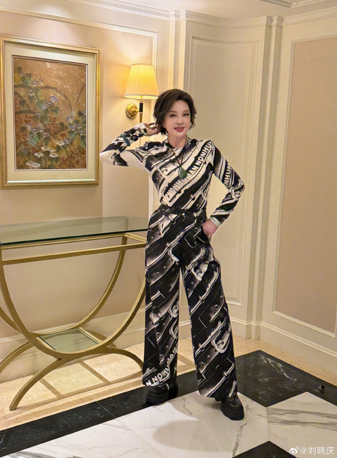 Lưu Hiểu Kh&aacute;nh g&acirc;y sốc với nhan sắc tươi trẻ tuổi 75- Ảnh 4.