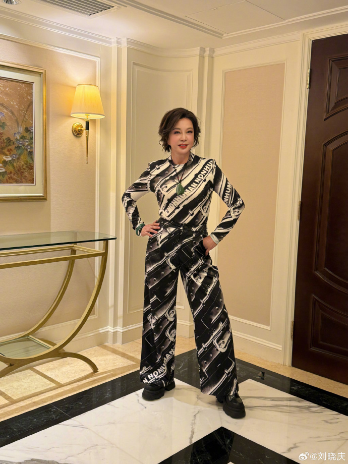 Lưu Hiểu Kh&aacute;nh g&acirc;y sốc với nhan sắc tươi trẻ tuổi 75- Ảnh 5.